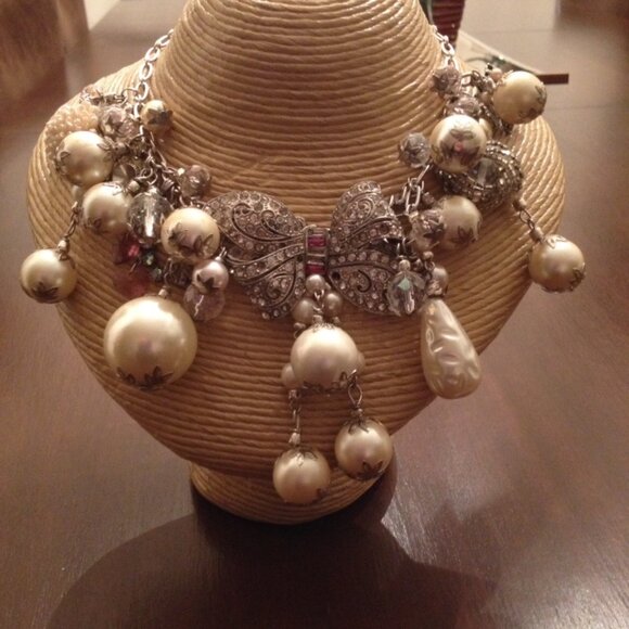Endearing Large Pearl and Rhinestone Necklace - Picture 6 of 7
